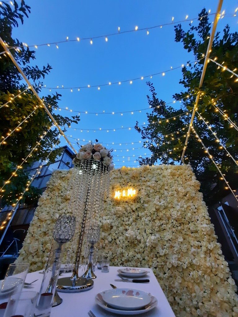 Cvijetni Zid za Dekoraciju Vjenčanja