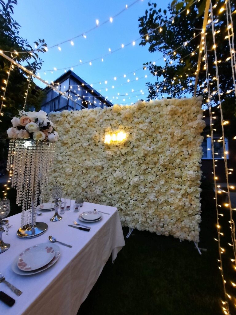 Cvijetni Zid za Dekoraciju Vjenčanja